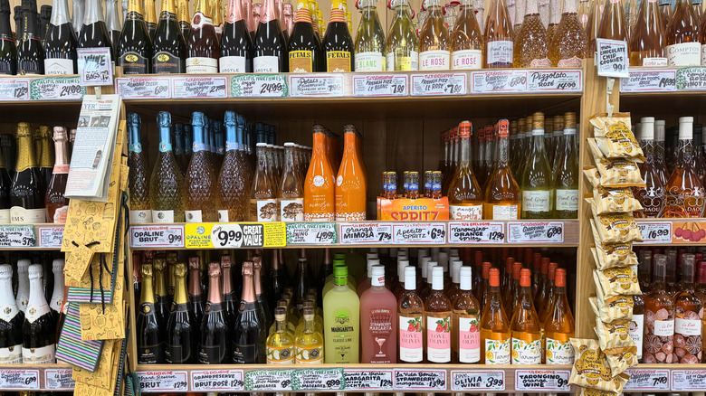 Vins et autres alcools dans les rayons de Trader Joe's