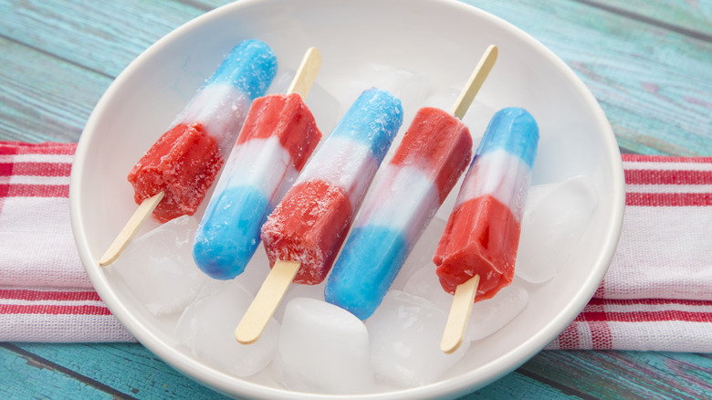 Bomb Pops dans un bol de glace