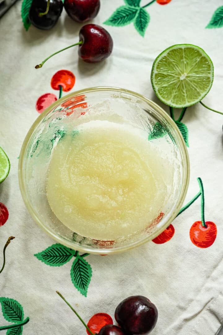 Gélatine mélangée au citron vert après prise.