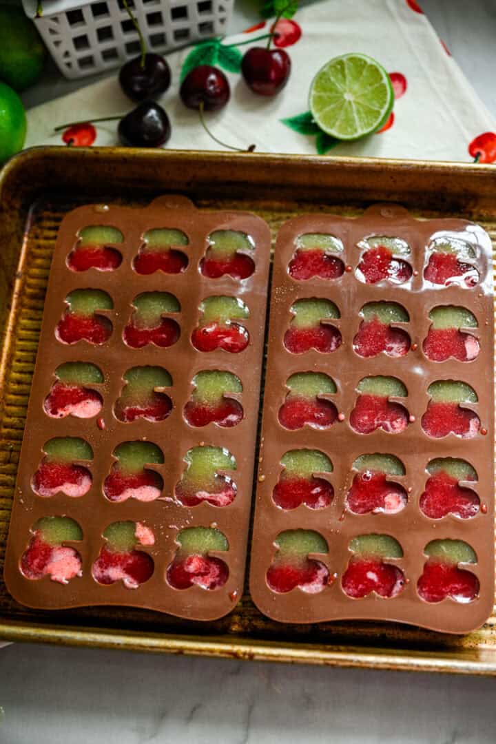 Vue aérienne des bonbons aux cerises dans des moules.