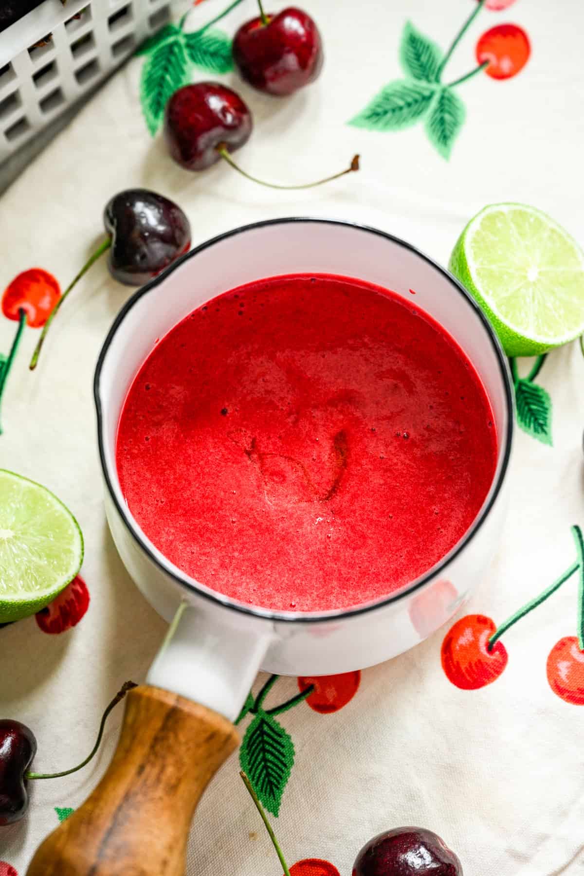 Vue aérienne du mélange de cerises dans une casserole.