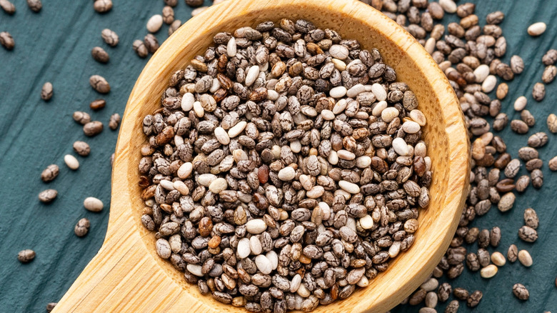 Un gros plan d'une boule de graines de chia
