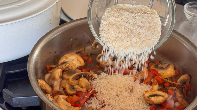 ajouter du riz dans la poêle