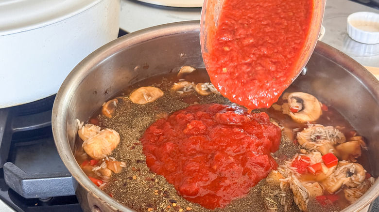 ajouter la sauce dans la poêle