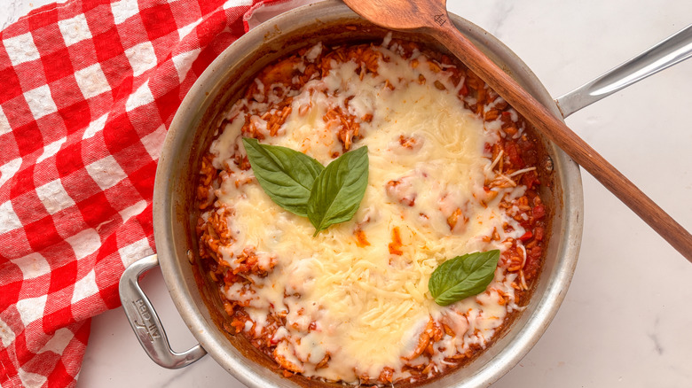 riz à pizza dans une poêle