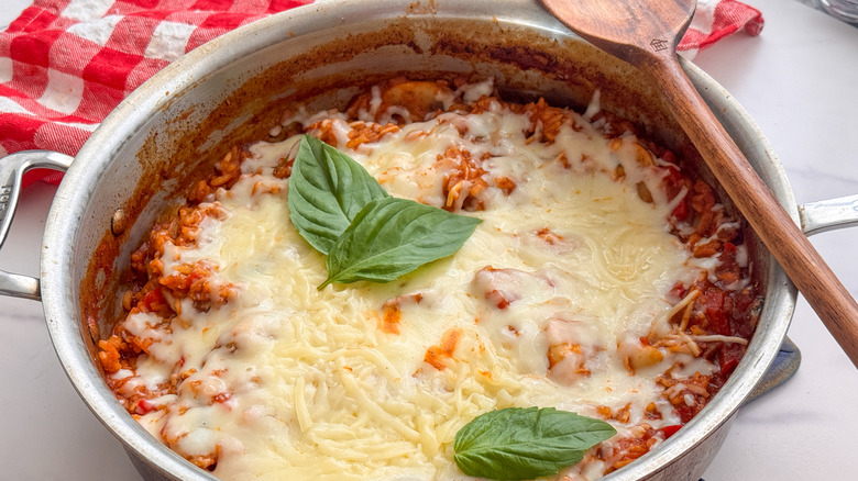 riz à pizza dans une poêle