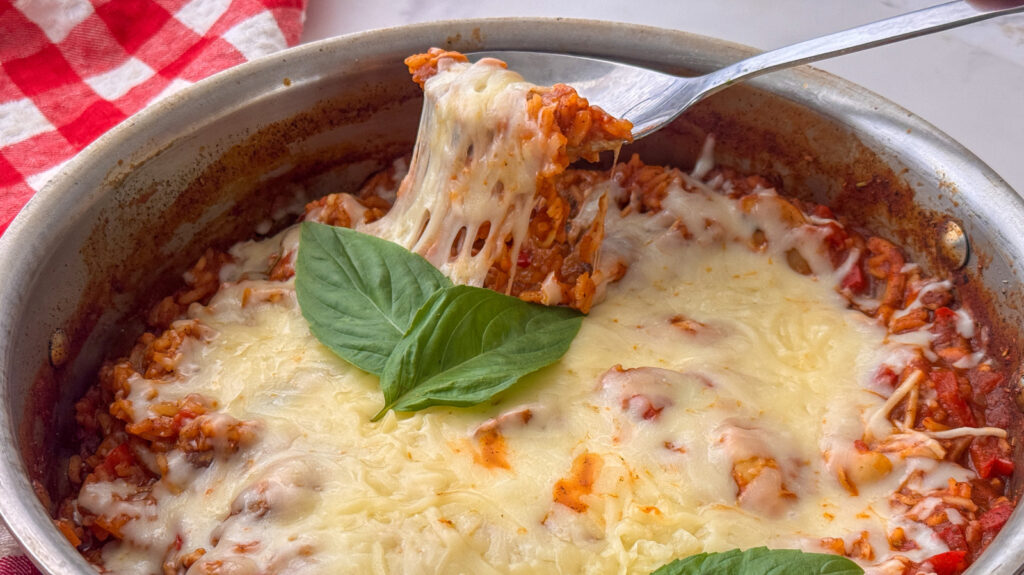 Recette de riz à la pizza végétarienne dans une poêle
