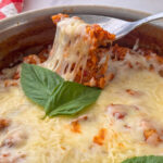 Recette de riz à la pizza végétarienne dans une poêle