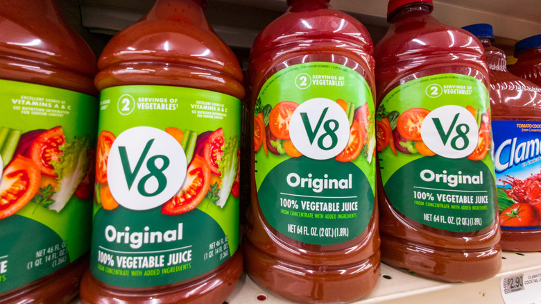 Bouteilles de V8 sur étagère