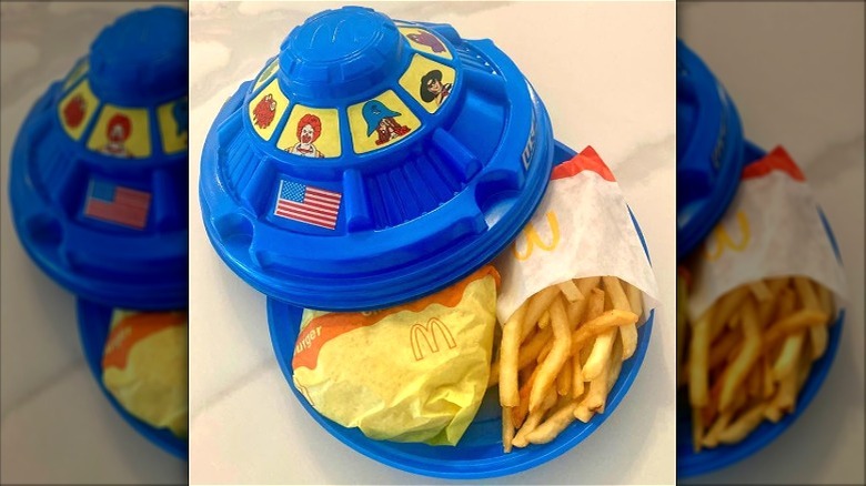 Un Happy Meal de vaisseau spatial bleu avec des autocollants.