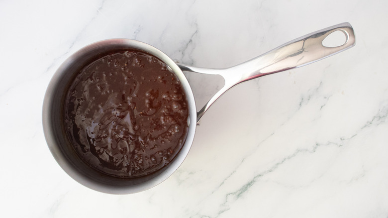 Sauce barbecue combinée dans une petite casserole