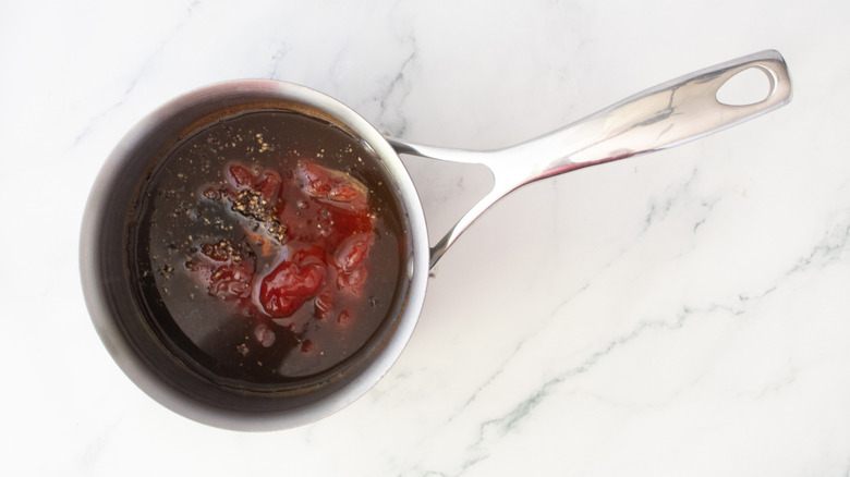 Ingrédients de la sauce barbecue dans une petite casserole
