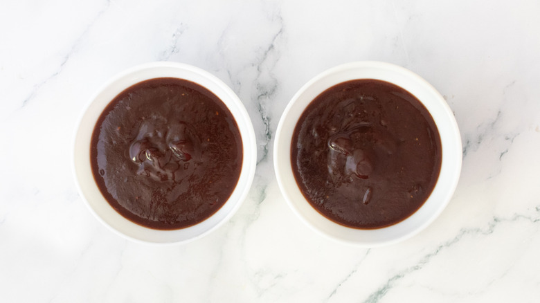 Deux portions de sauce barbecue dans de petits bols blancs