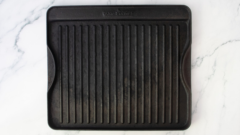 Poêle à griller sur le comptoir