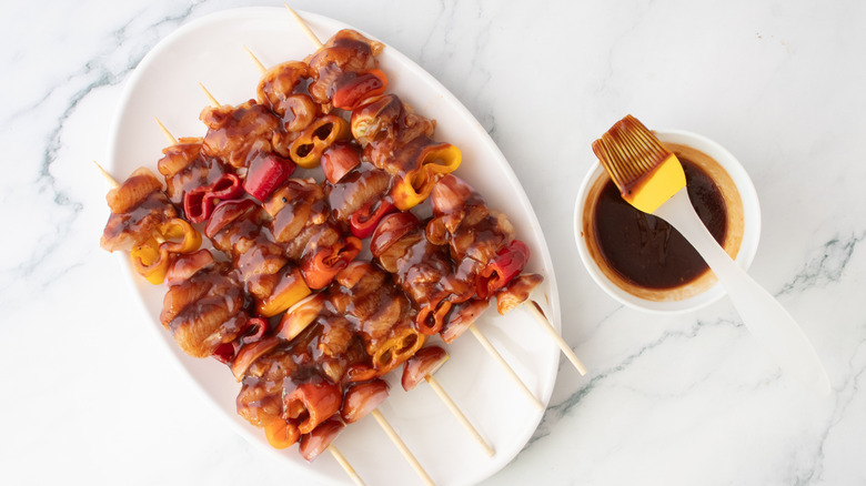 Brochettes de poulet et légumes badigeonnées de sauce barbecue