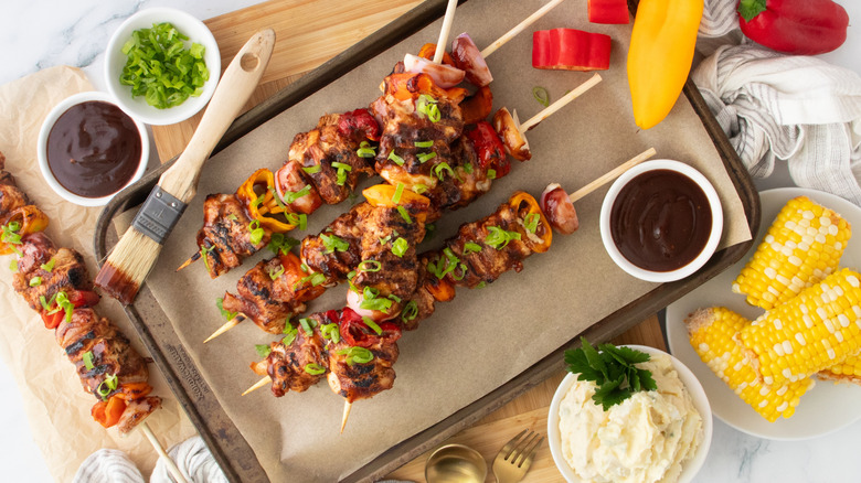 Plan aérien de brochettes de poulet grillées avec sauce barbecue