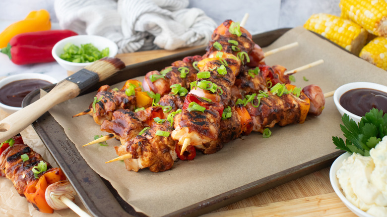 Side shot de brochettes de poulet grillées avec sauce barbecue