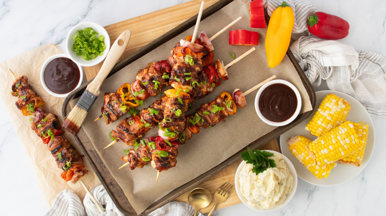 Plan aérien de brochettes de poulet grillées avec sauce barbecue