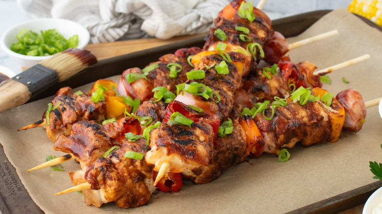 Plan latéral de brochettes de poulet grillé au barbecue sur une plaque à pâtisserie