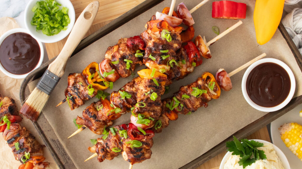 Recette de brochettes de poulet barbecue teintées d'espresso