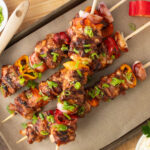 Recette de brochettes de poulet barbecue teintées d'espresso