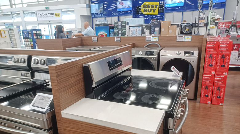 Section d'électroménagers Best Buy avec cuisinière