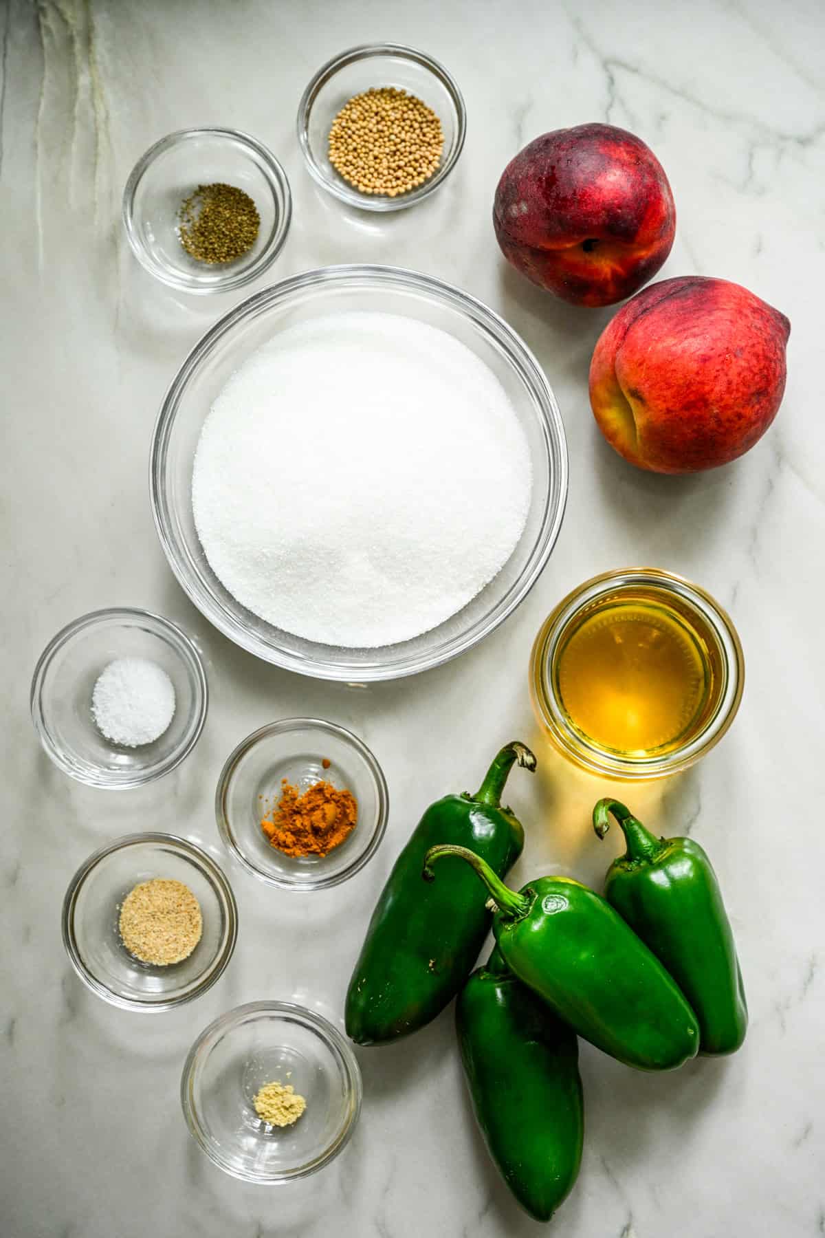 Vue aérienne des ingrédients des bonbons cowboy aux pêches, y compris le sucre et les jalapenos.