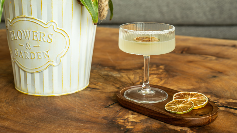 Une margarita aux agrumes surgelée sur une table en bois.