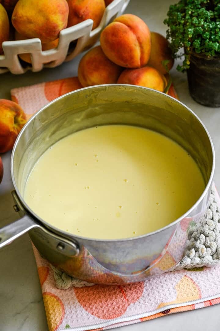 Crème glacée dans une casserole en acier inoxydable.