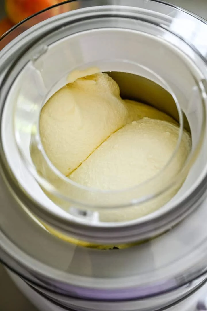 Vue aérienne de la crème glacée barattée dans une machine à glace.