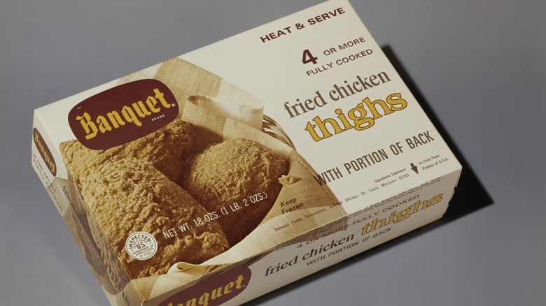 Une boîte de poulet frit Banquet des années 1970.