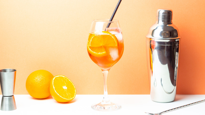 un spritz Aperol et du matériel de barman