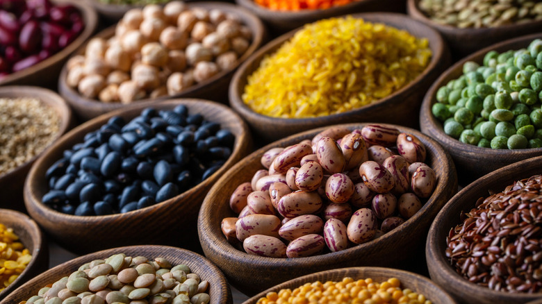 bols en bois remplis d'une variété de haricots et de lentilles