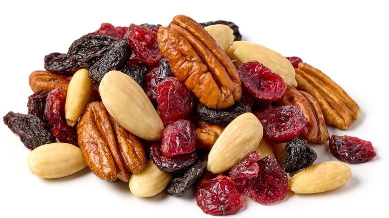 un mélange de fruits secs et de noix sur fond blanc