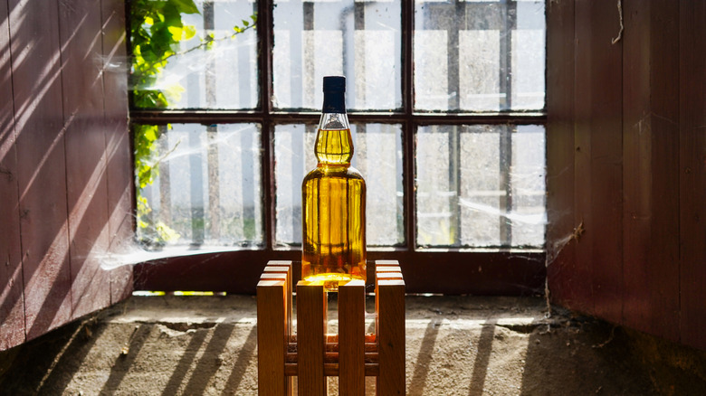 Bouteille de whisky écossais en plein soleil depuis la fenêtre voisine.
