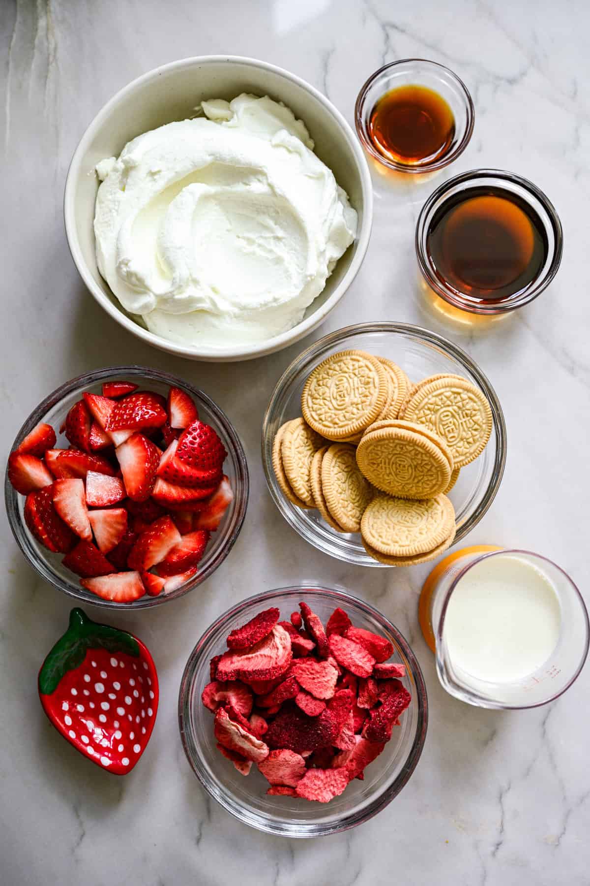 vue aérienne des ingrédients pour les barres de crème glacée aux fraises shortcake dans de petits bols de préparation. 