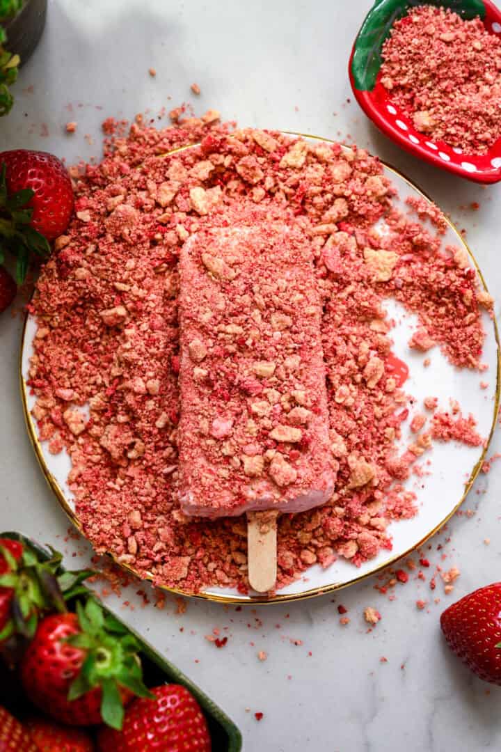Après avoir enrobé une glace glacée d’un enrobage de biscuit aux fraises. 