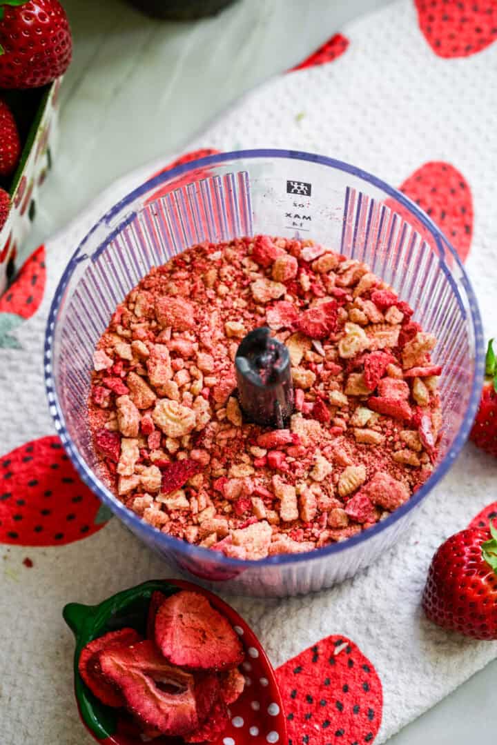 congeler les fraises séchées et les biscuits à la vanille dans un robot culinaire après le mélange.