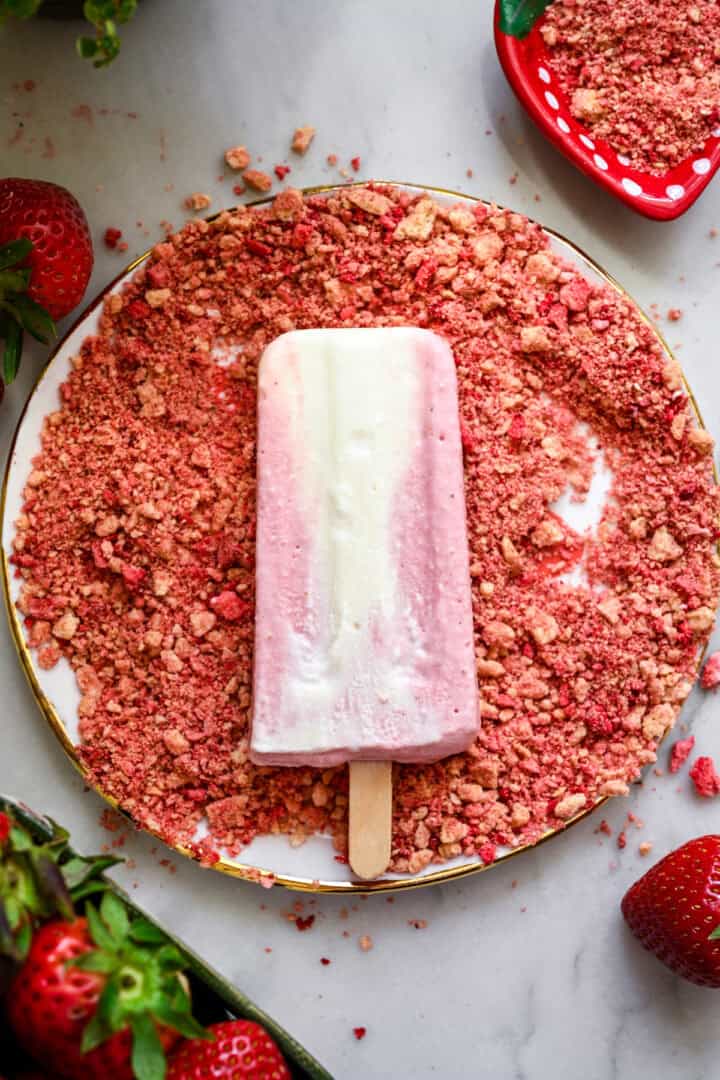 Avant d’enrober une glace glacée d’un enrobage de biscuit aux fraises. 