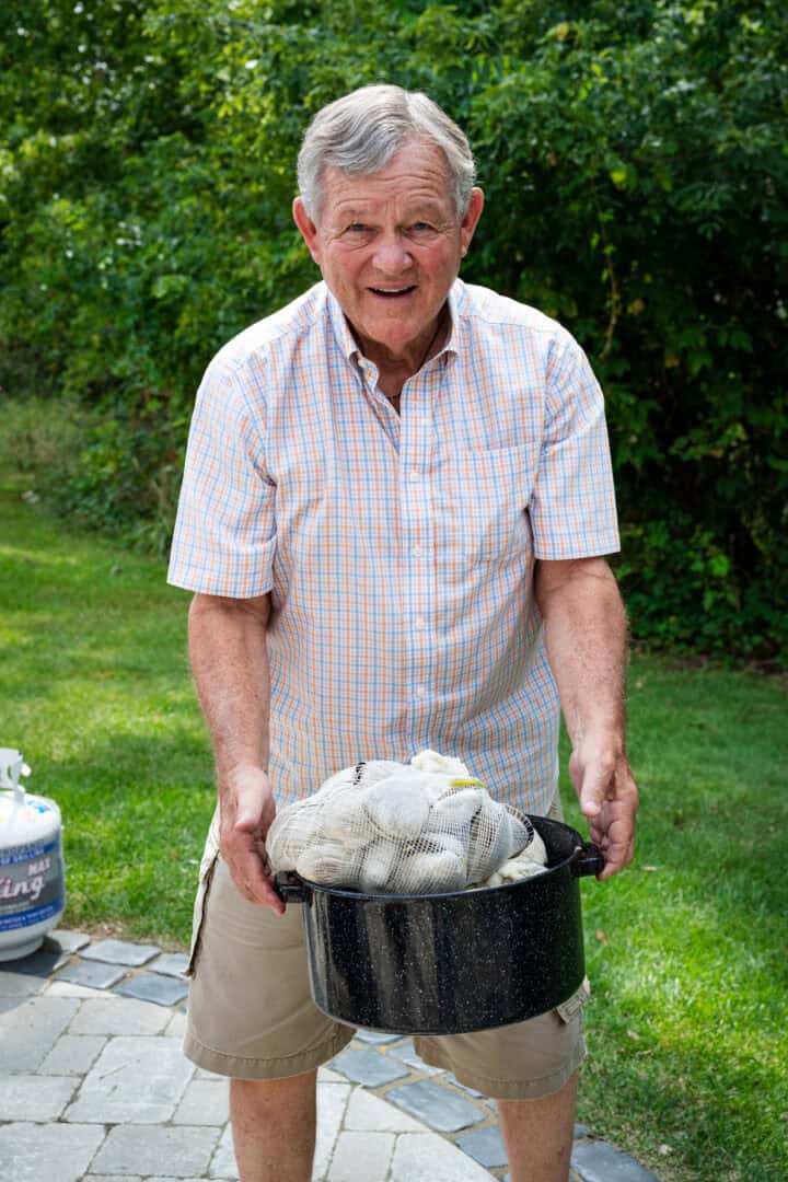 Grand-père tenant un pot de palourdes. 