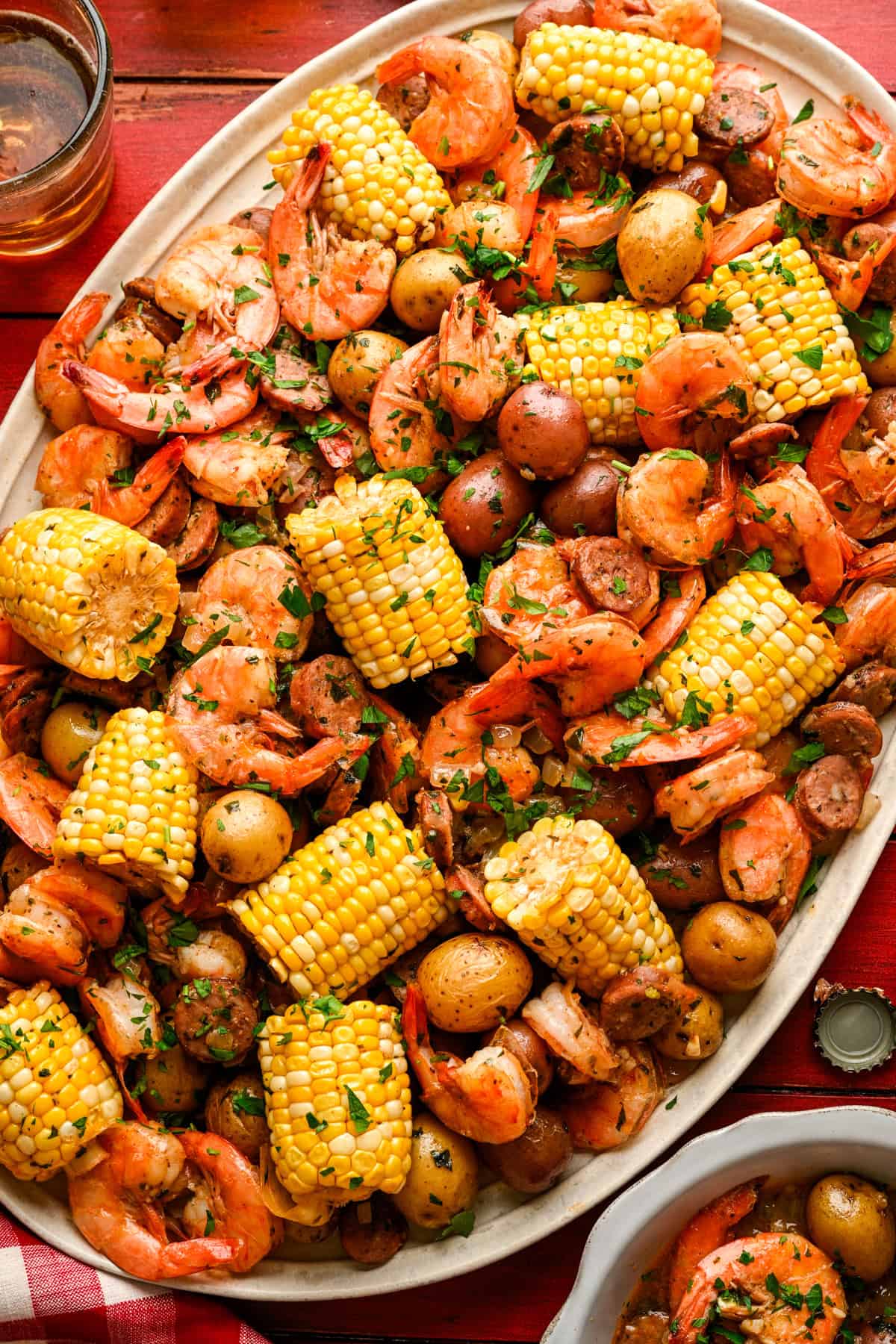 Vue aérienne de la poêle à feuilles de crevettes bouillie sur un plateau avec du maïs, des crevettes, des saucisses et des pommes de terre. 
