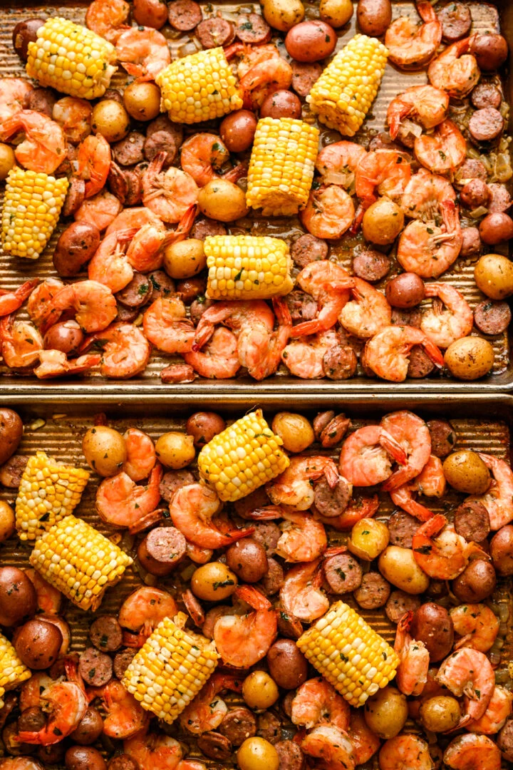 2 plaques de crevettes à la poêle font bouillir les ingrédients après la cuisson.