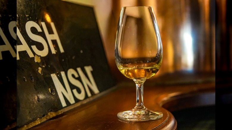 Un verre Copita avec du scotch