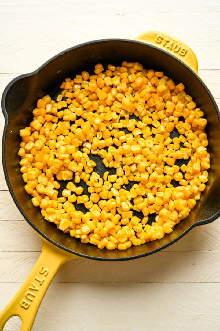 Maïs sauté dans une poêle.