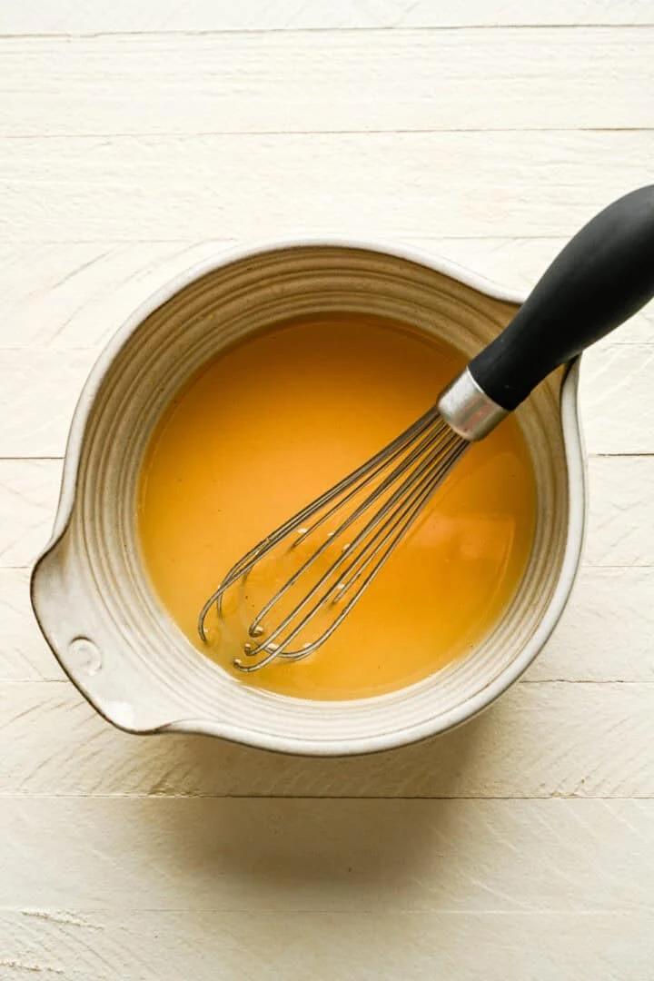 vinaigrette mélangée dans un bol avec un fouet.