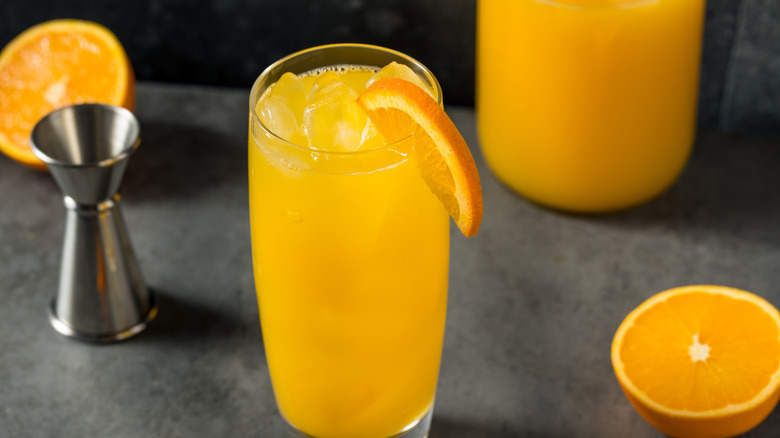 Un tournevis cocktail garni d'une tranche d'orange