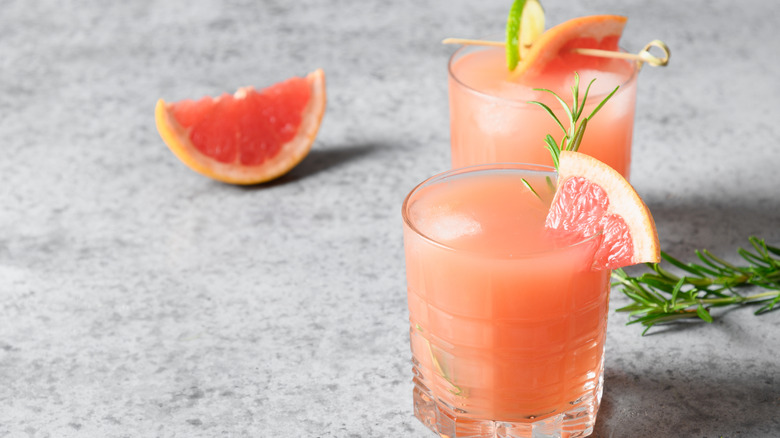 Deux cocktails de lévriers garnis de pamplemousse et de romarin