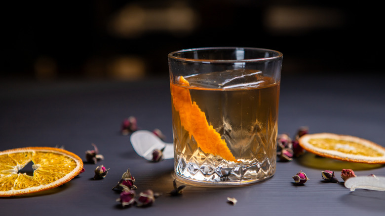 Un cocktail de parrain garni d'un zeste d'orange