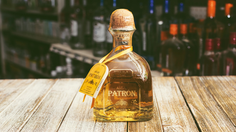 Une bouteille de tequila Patrón añejo
