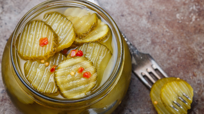 un pot ouvert de tranches de cornichon